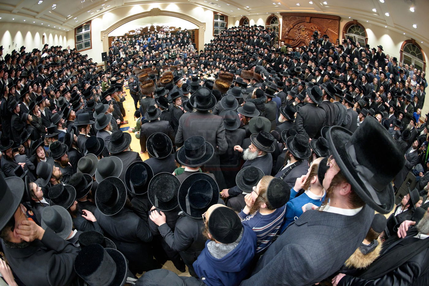 האדמו"ר מרחמסטריווקא בהכנסת ס"ת בלונדון