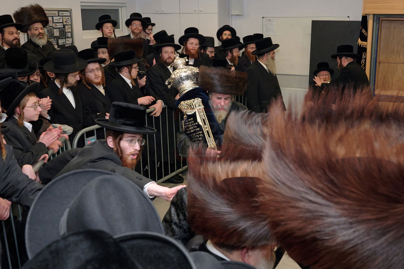 האדמו"ר מרחמסטריווקא בהכנסת ס"ת בלונדון