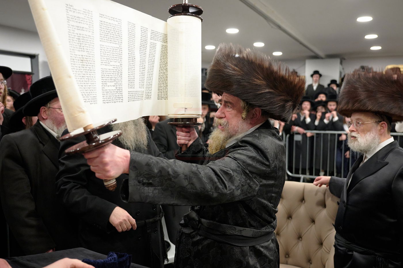 האדמו"ר מרחמסטריווקא בהכנסת ס"ת בלונדון