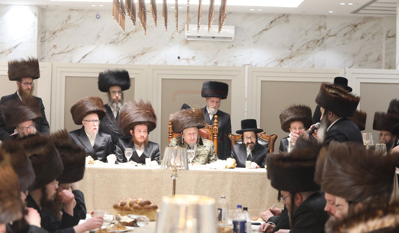 האדמו"ר מסקולען בשמחת שבע הברכות בחצה"ק סקאליע