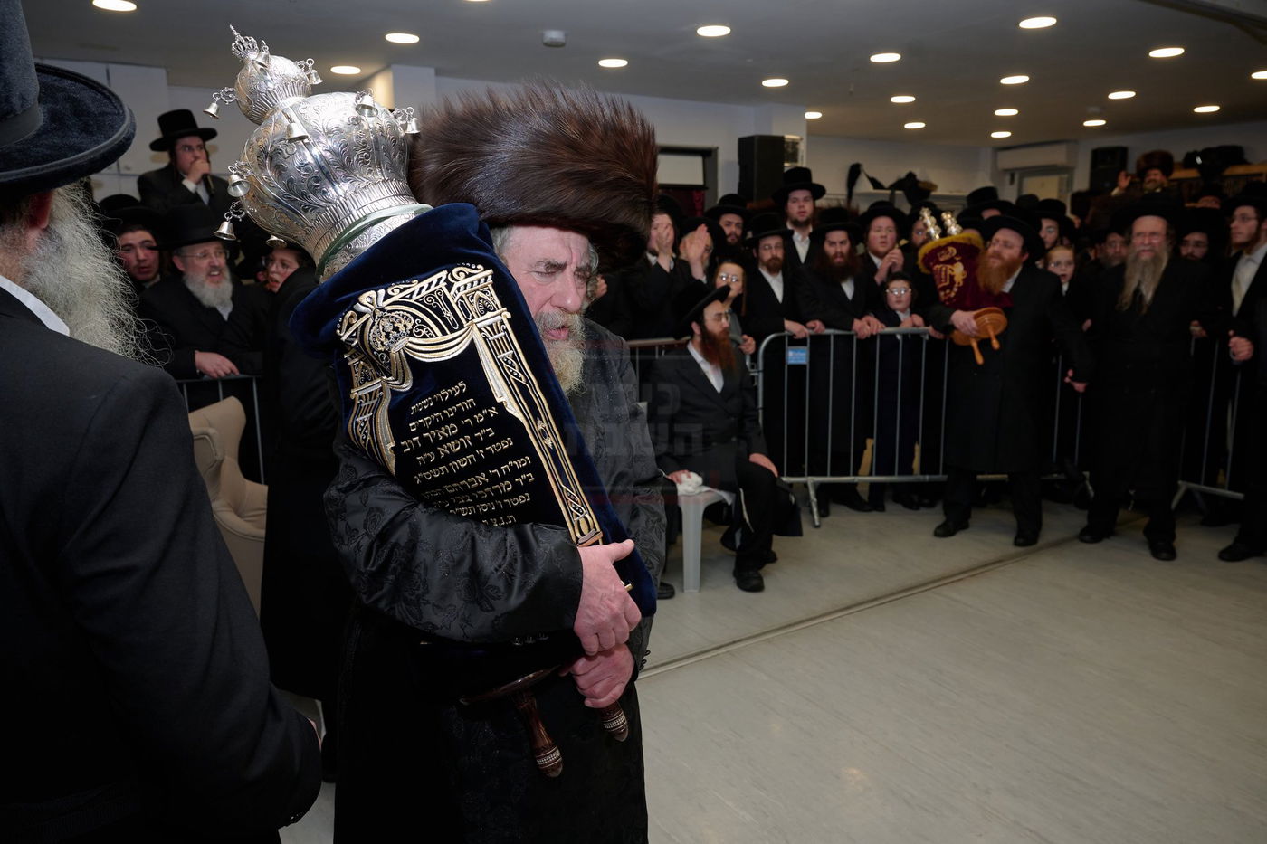 האדמו"ר מרחמסטריווקא בהכנסת ס"ת בלונדון