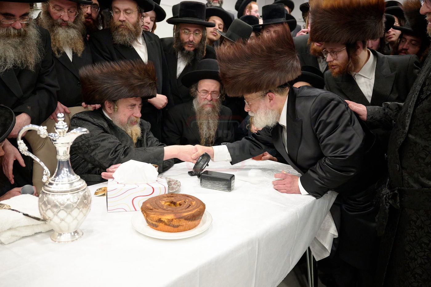 האדמו"ר מרחמסטריווקא בהכנסת ס"ת בלונדון