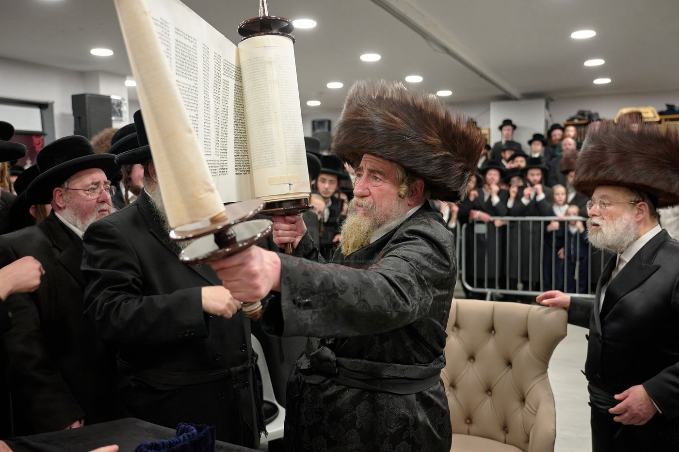 האדמו"ר מרחמסטריווקא בהכנסת ס"ת בלונדון