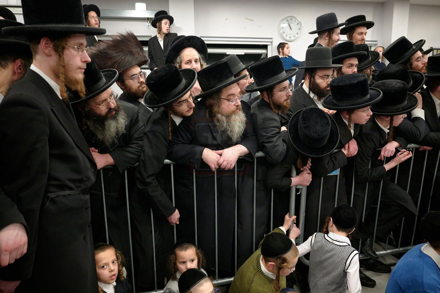 האדמו"ר מרחמסטריווקא בהכנסת ס"ת בלונדון