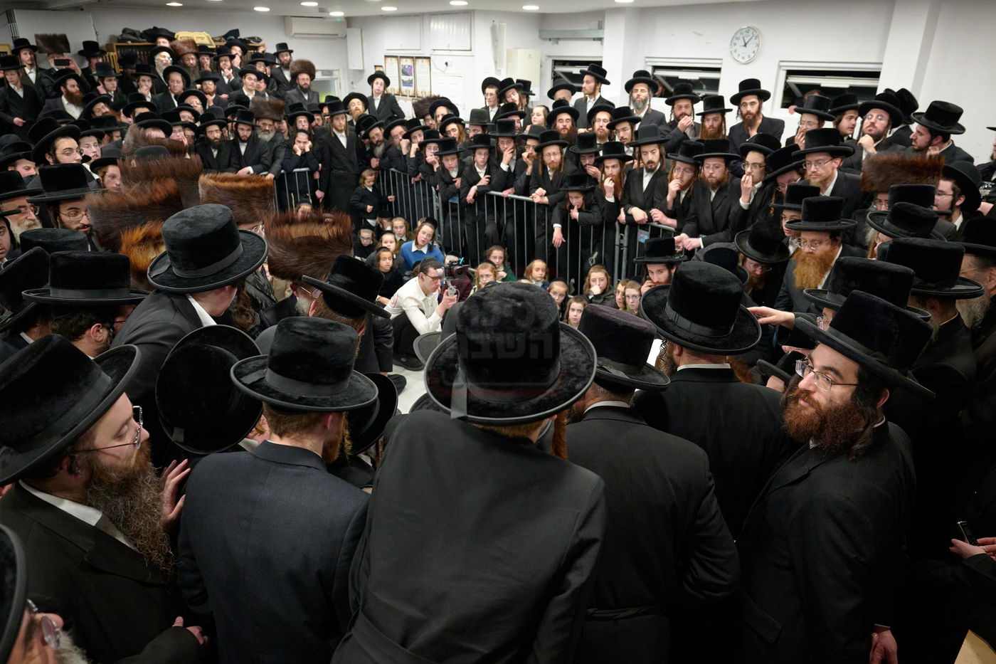 האדמו"ר מרחמסטריווקא בהכנסת ס"ת בלונדון