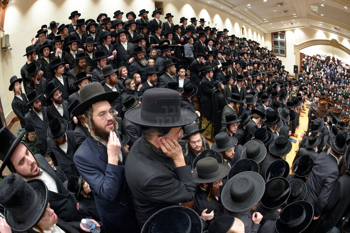 האדמו"ר מרחמסטריווקא בהכנסת ס"ת בלונדון