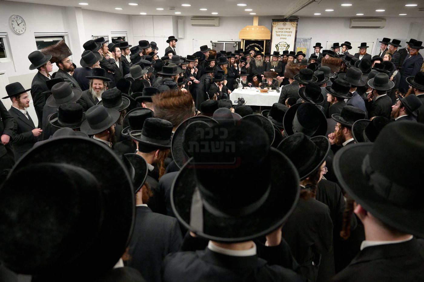 האדמו"ר מרחמסטריווקא בהכנסת ס"ת בלונדון