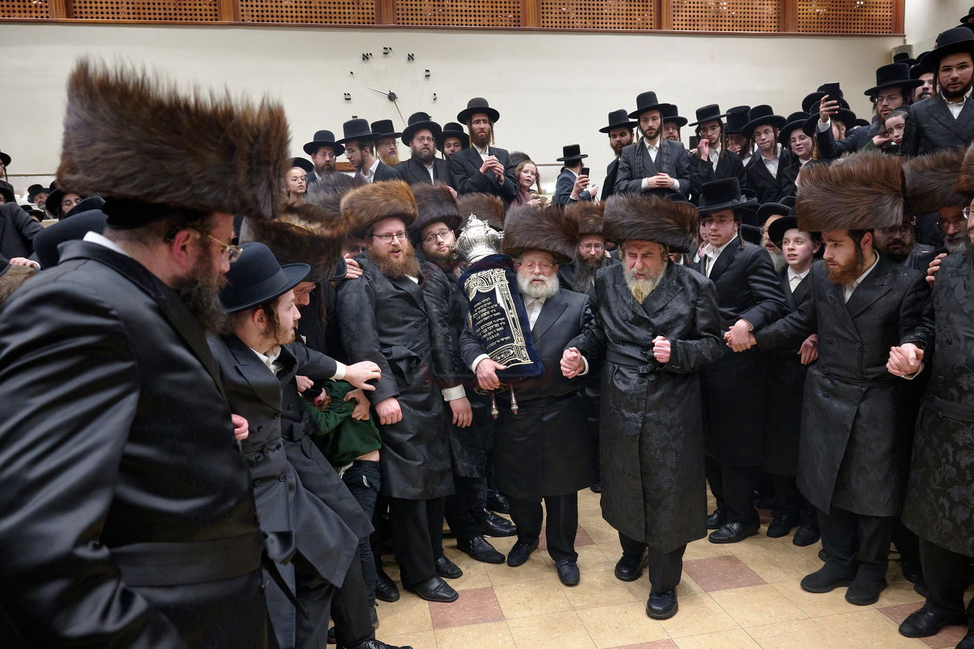 האדמו"ר מרחמסטריווקא בהכנסת ס"ת בלונדון