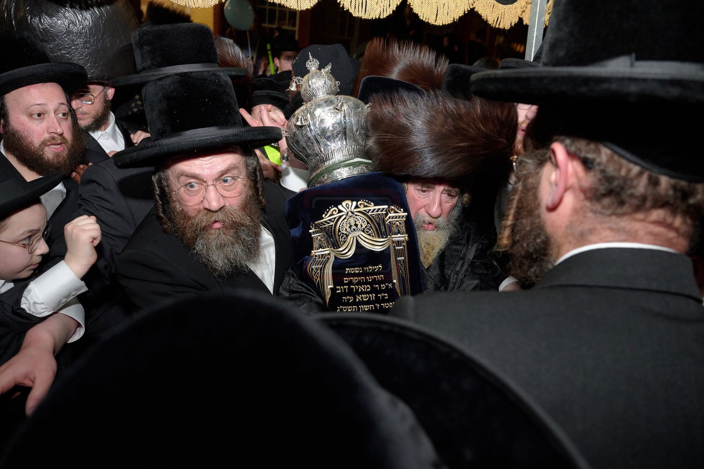 האדמו"ר מרחמסטריווקא בהכנסת ס"ת בלונדון