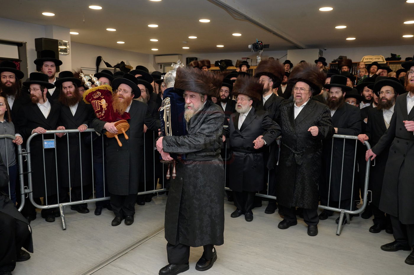 האדמו"ר מרחמסטריווקא בהכנסת ס"ת בלונדון