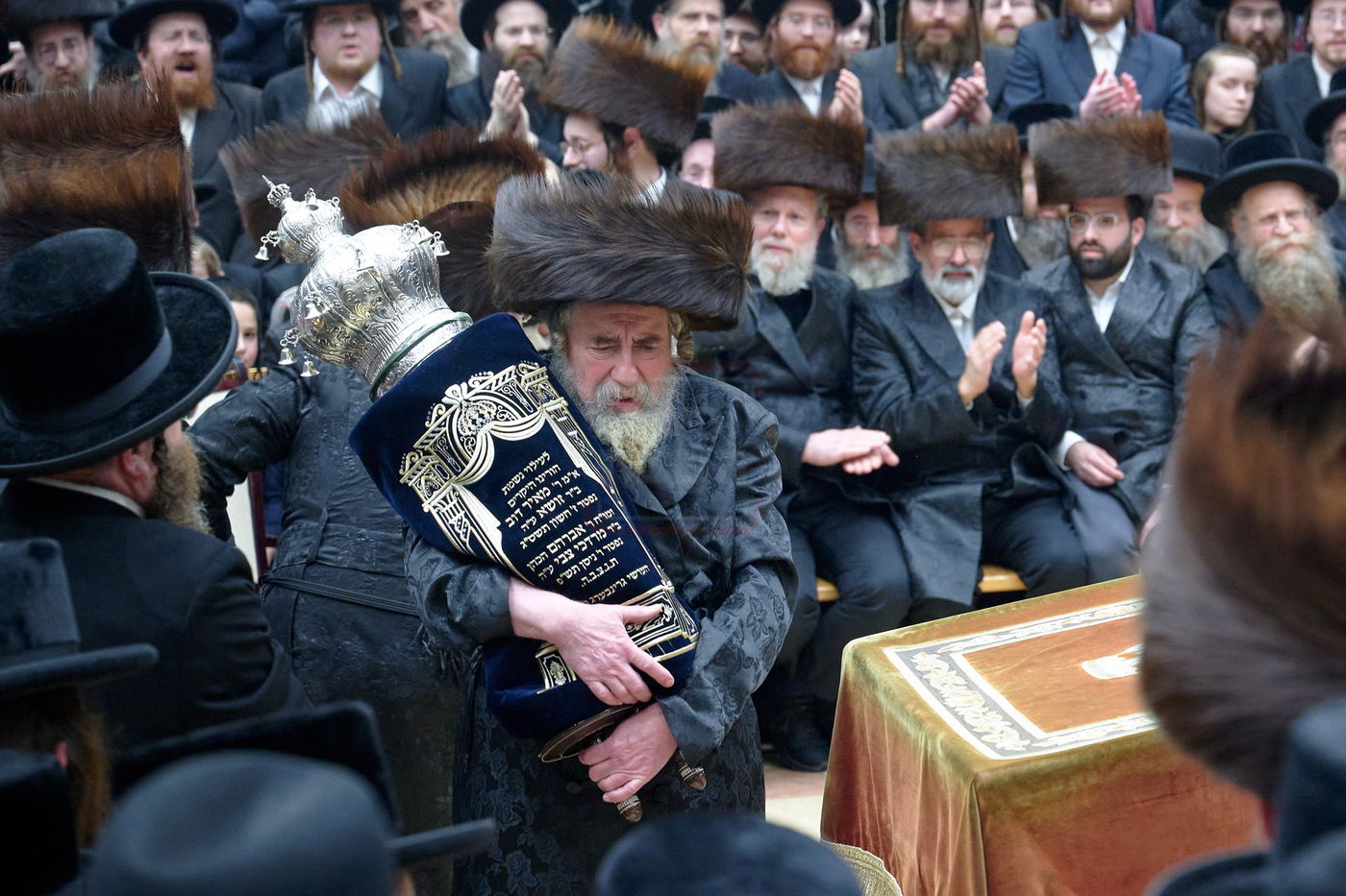 האדמו"ר מרחמסטריווקא בהכנסת ס"ת בלונדון