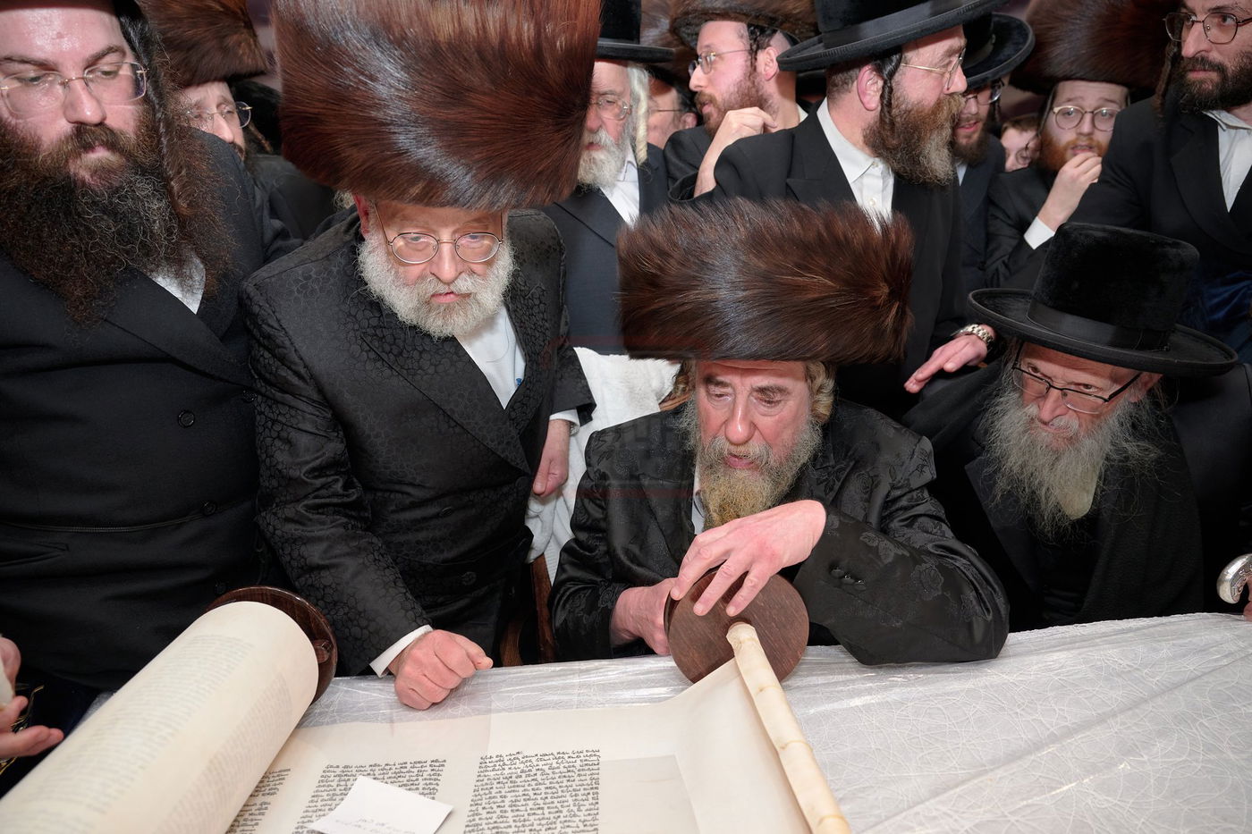 האדמו"ר מרחמסטריווקא בהכנסת ס"ת בלונדון