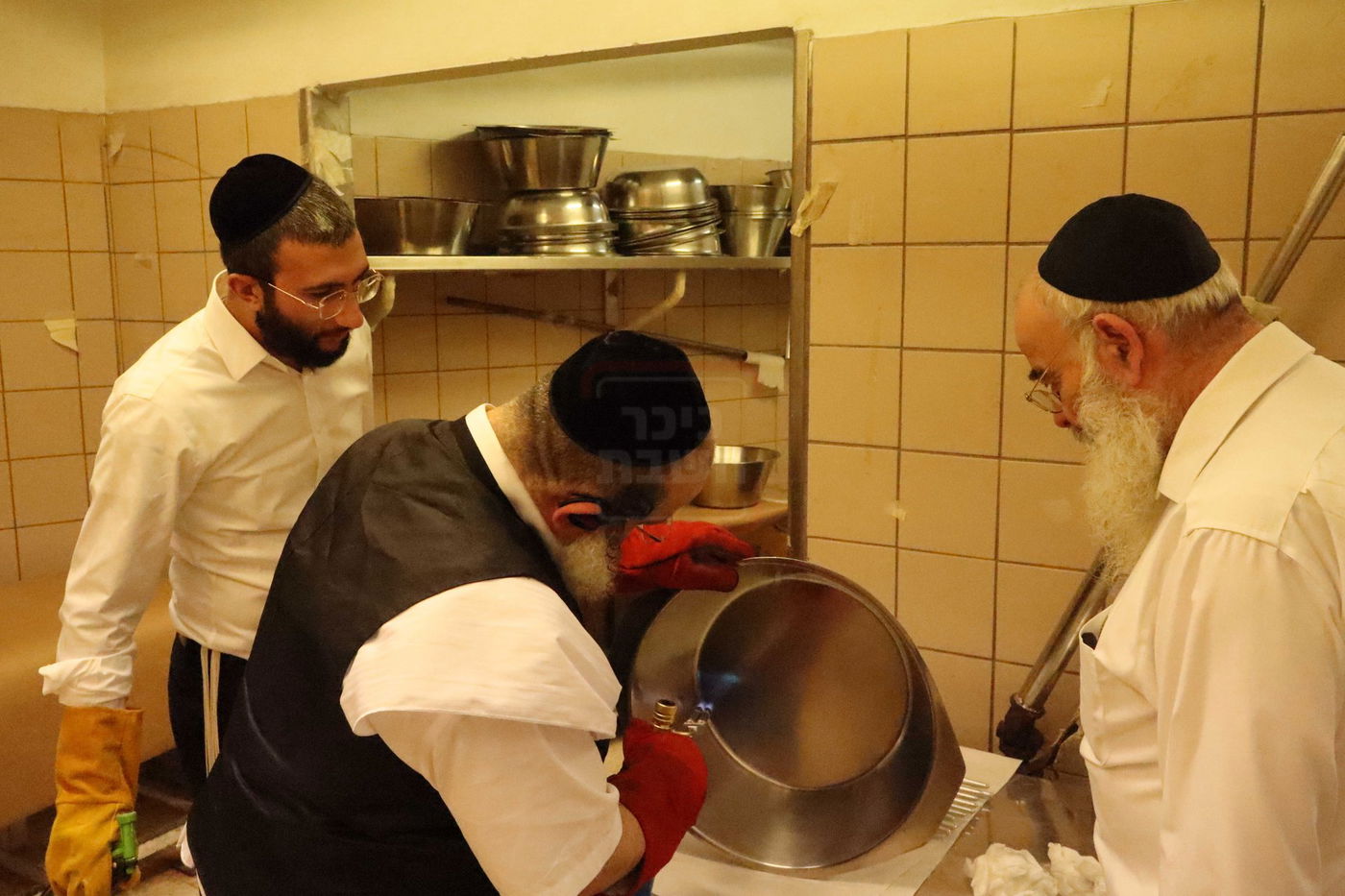 ראש ישיבת גרודנא הגר"מ שמידע באפיית מצות