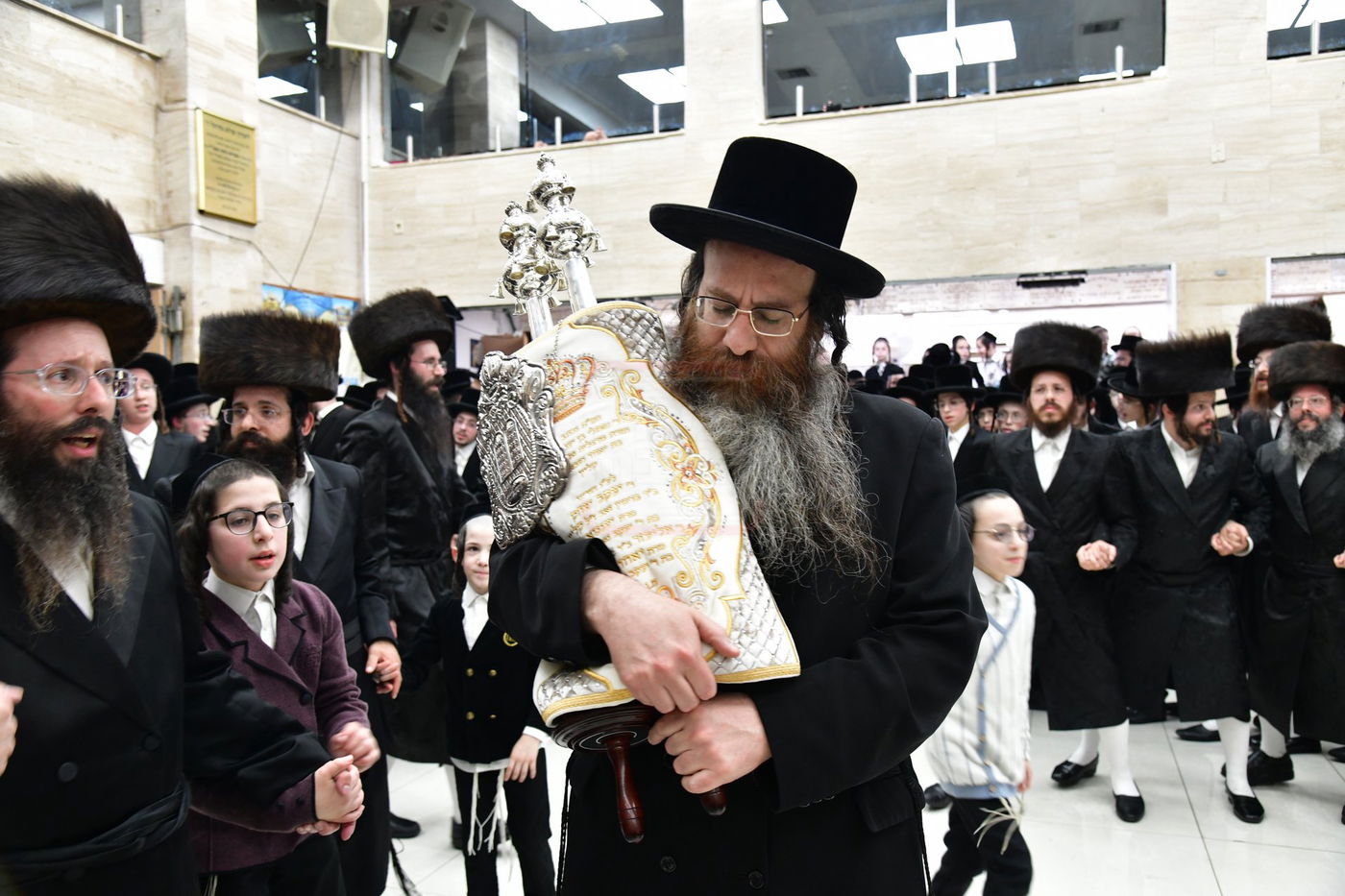 הכנסת ס"ת בסערט ויז'ניץ