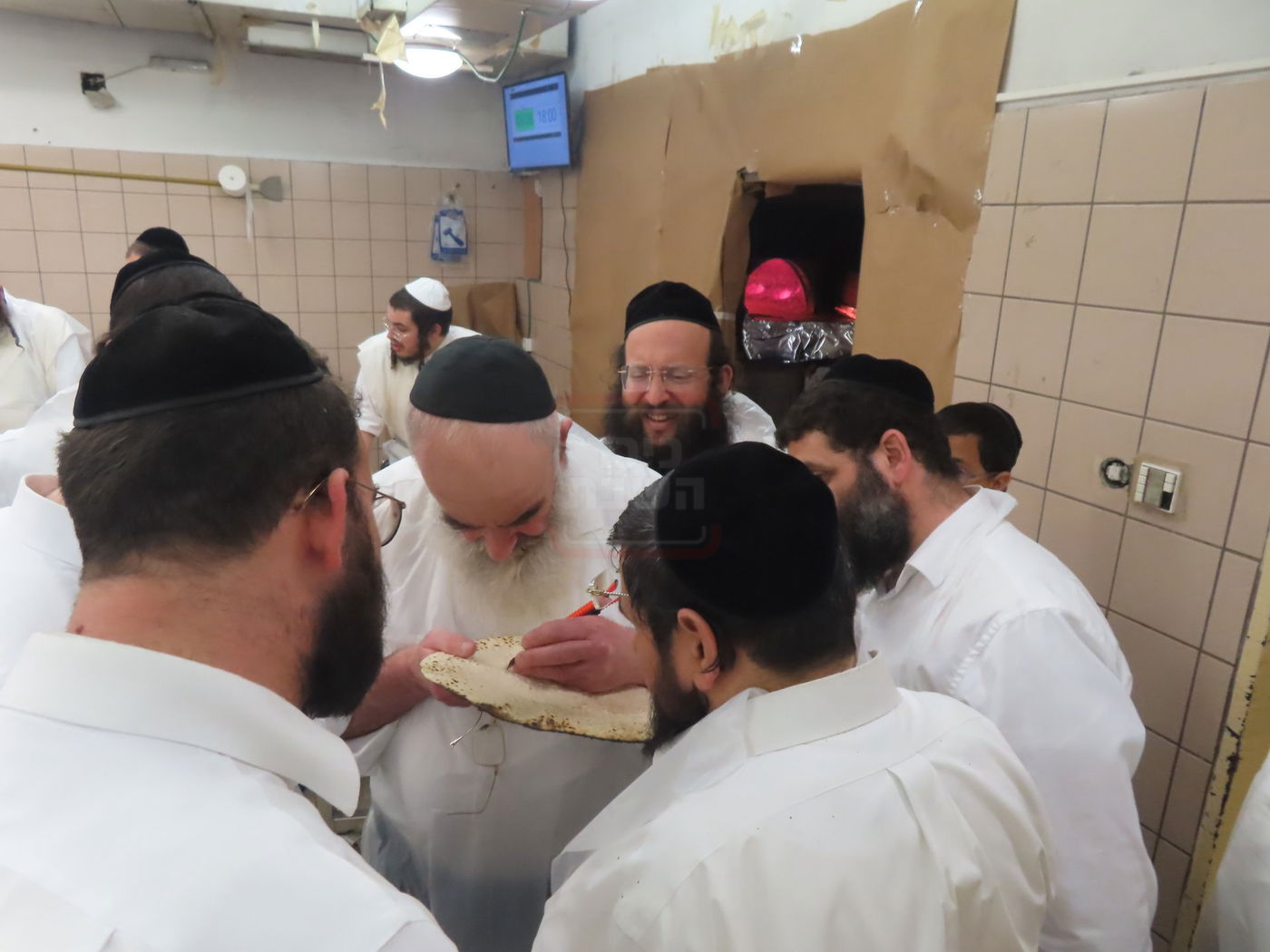 ראש ישיבת גרודנא הגר"מ שמידע באפיית מצות