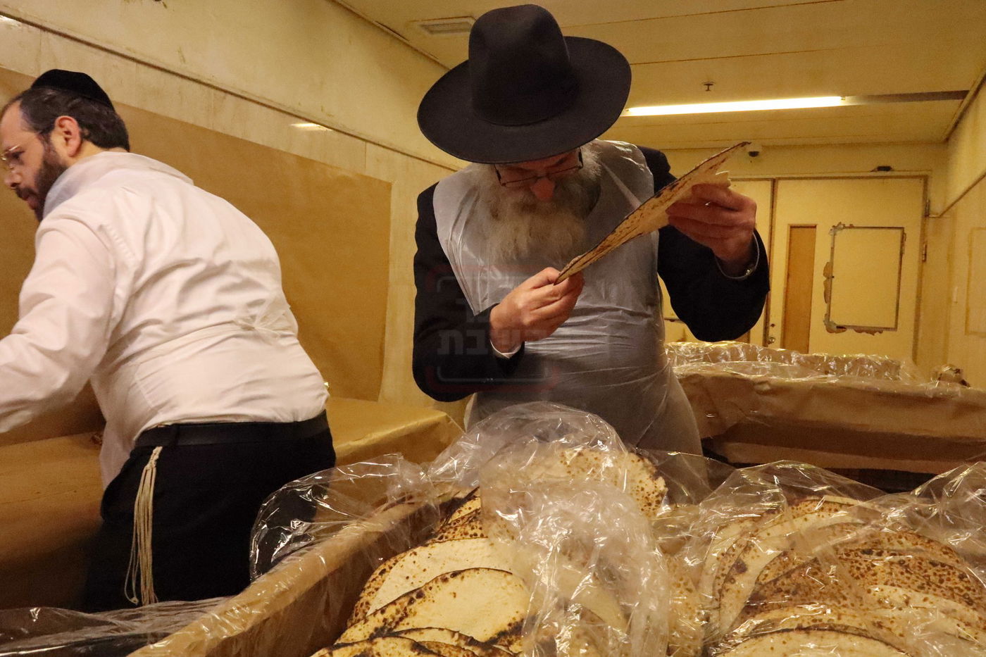 ראש ישיבת גרודנא הגר"מ שמידע באפיית מצות