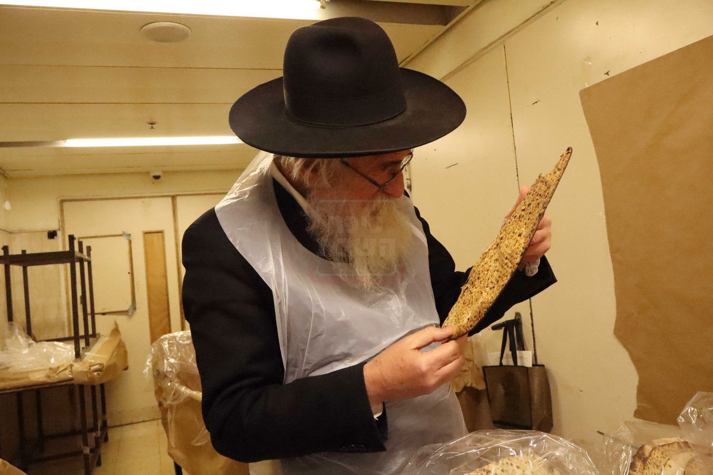 ראש ישיבת גרודנא הגר"מ שמידע באפיית מצות