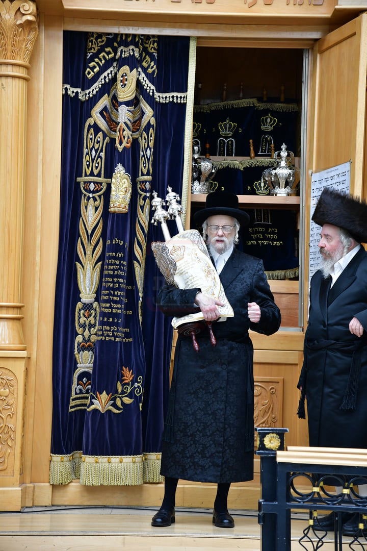 הכנסת ס"ת בסערט ויז'ניץ