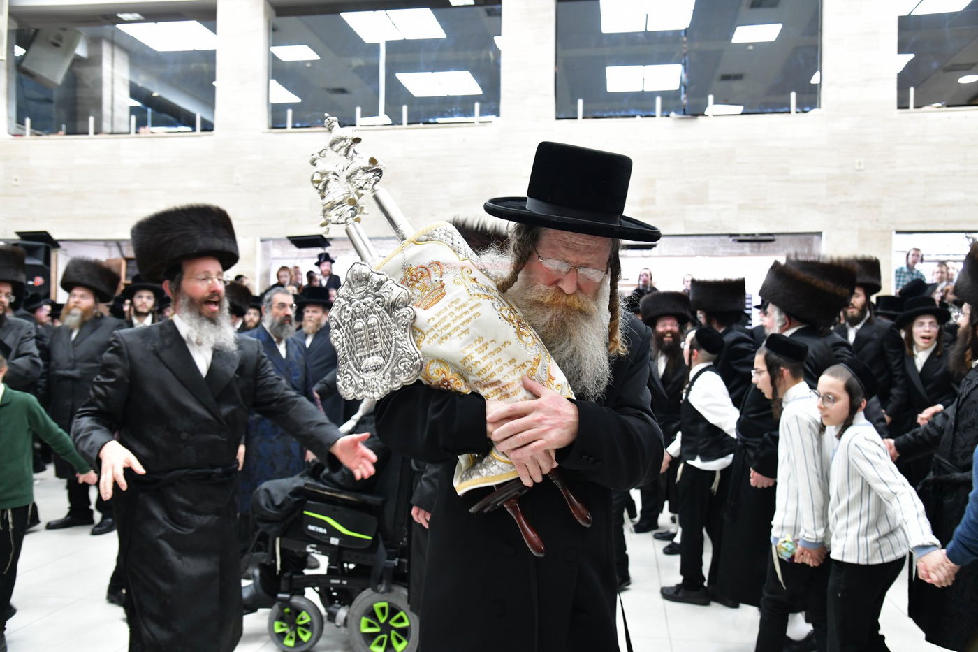 הכנסת ס"ת בסערט ויז'ניץ