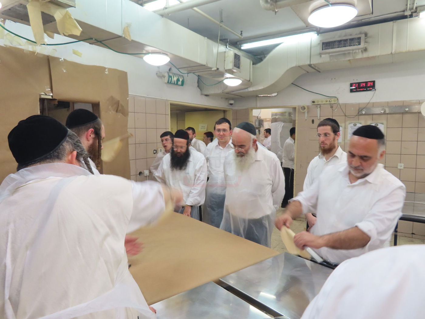 ראש ישיבת גרודנא הגר"מ שמידע באפיית מצות