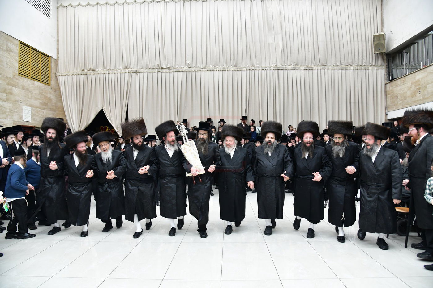 הכנסת ס"ת בסערט ויז'ניץ