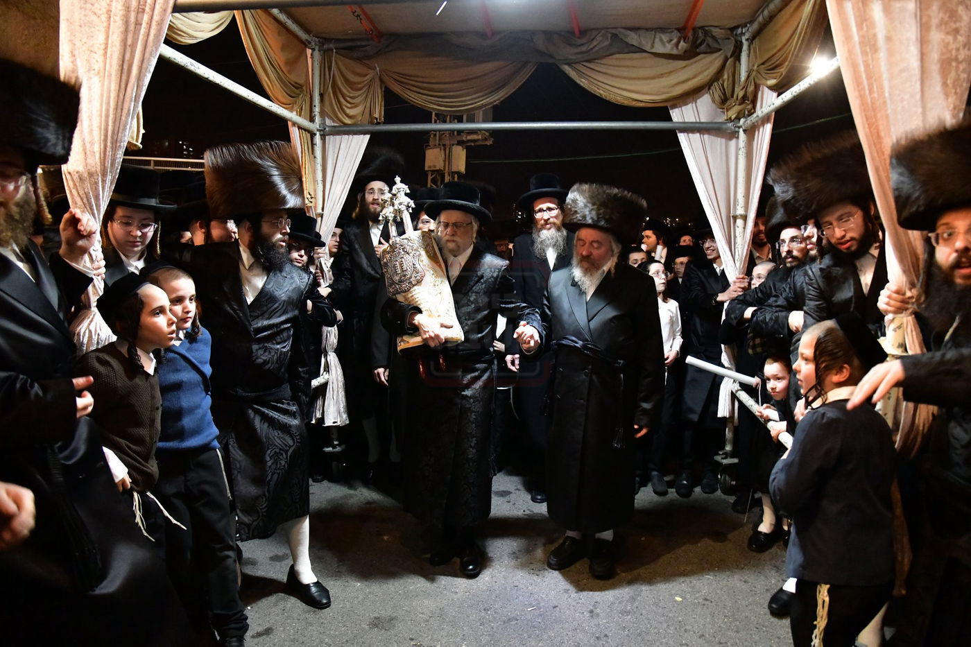 הכנסת ס"ת בסערט ויז'ניץ