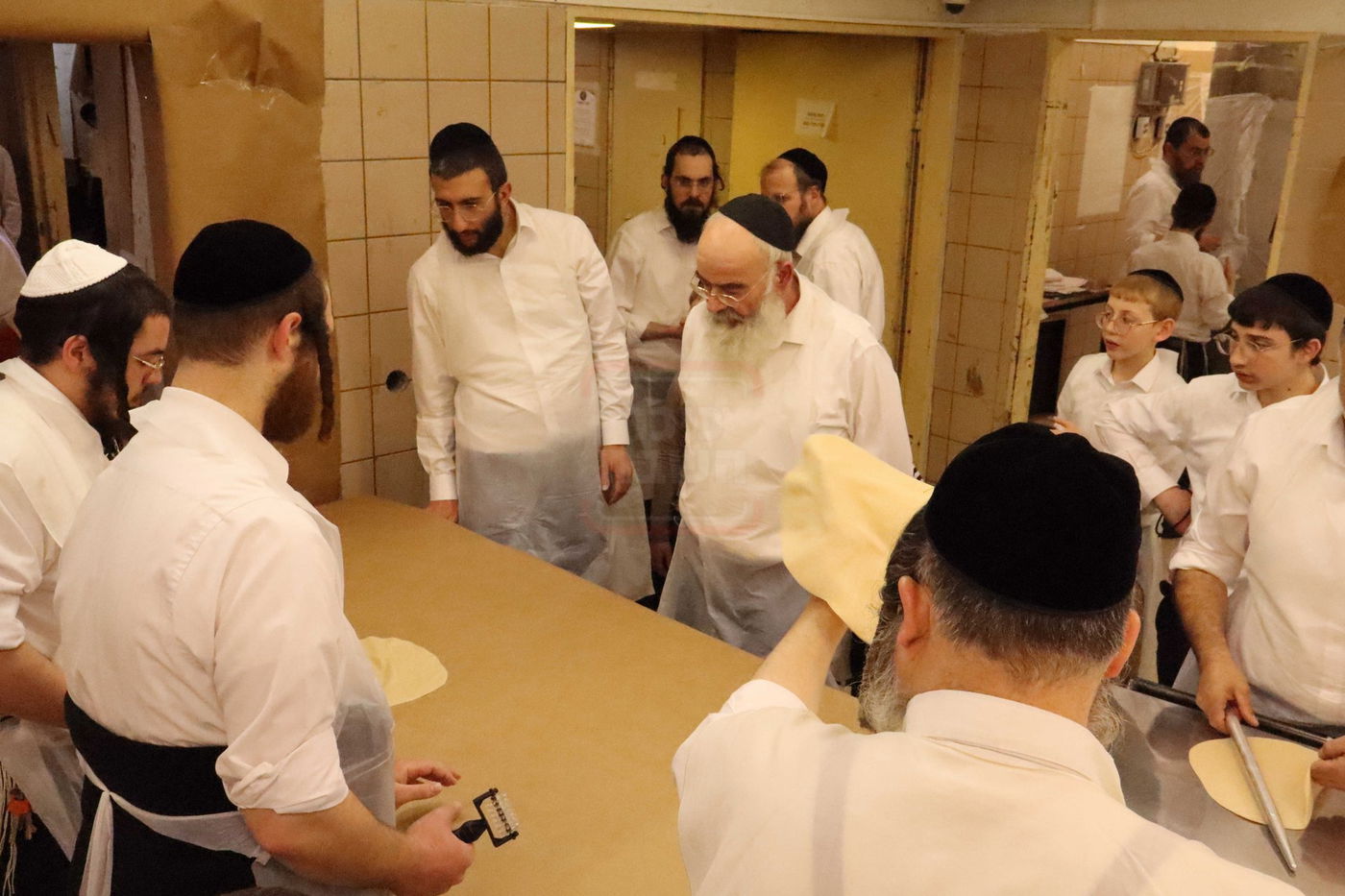 ראש ישיבת גרודנא הגר"מ שמידע באפיית מצות