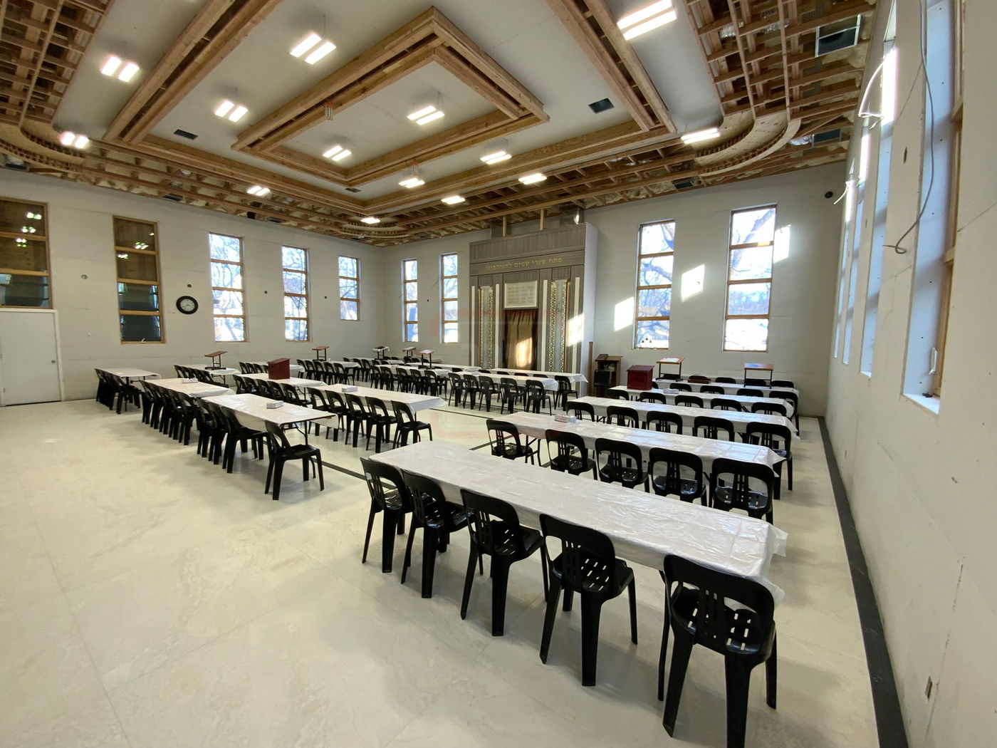 האדמו"ר מצאנז קלויזנבורג עם העסקנים