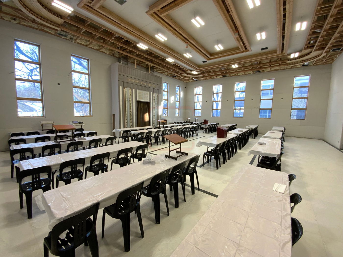 האדמו"ר מצאנז קלויזנבורג עם העסקנים