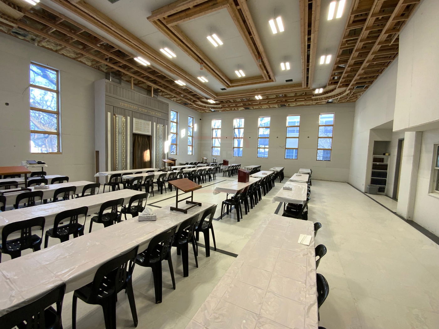 האדמו"ר מצאנז קלויזנבורג עם העסקנים