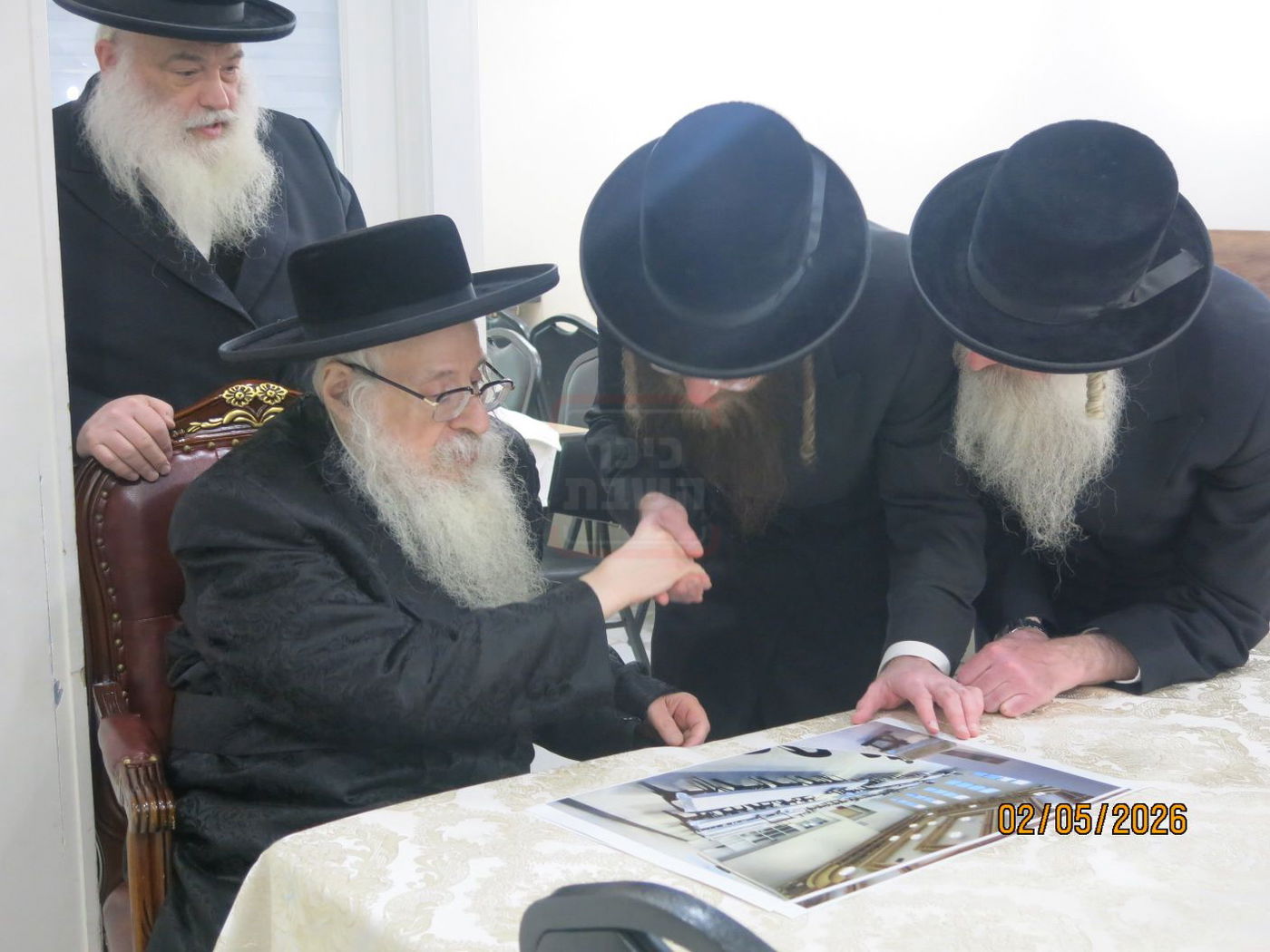 האדמו"ר מצאנז קלויזנבורג עם העסקנים