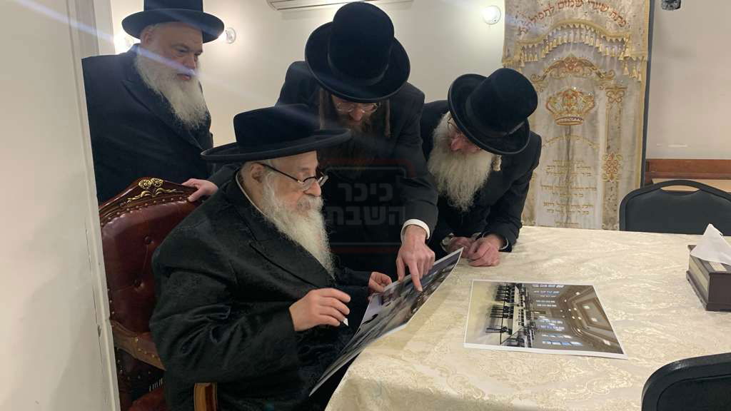 האדמו"ר מצאנז קלויזנבורג עם העסקנים