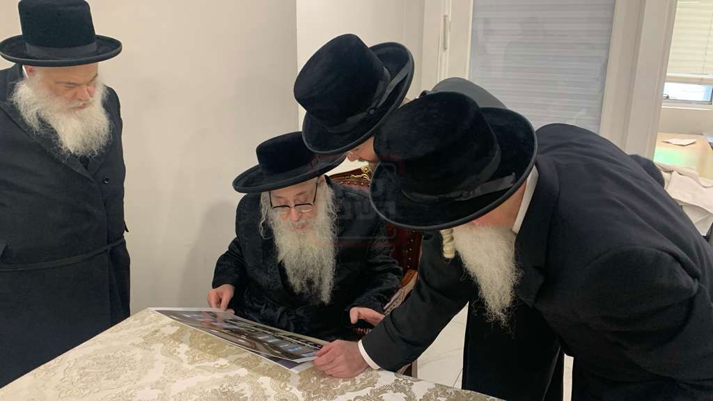 האדמו"ר מצאנז קלויזנבורג עם העסקנים