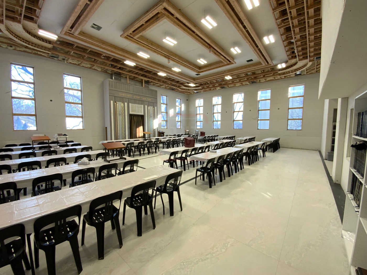 האדמו"ר מצאנז קלויזנבורג עם העסקנים