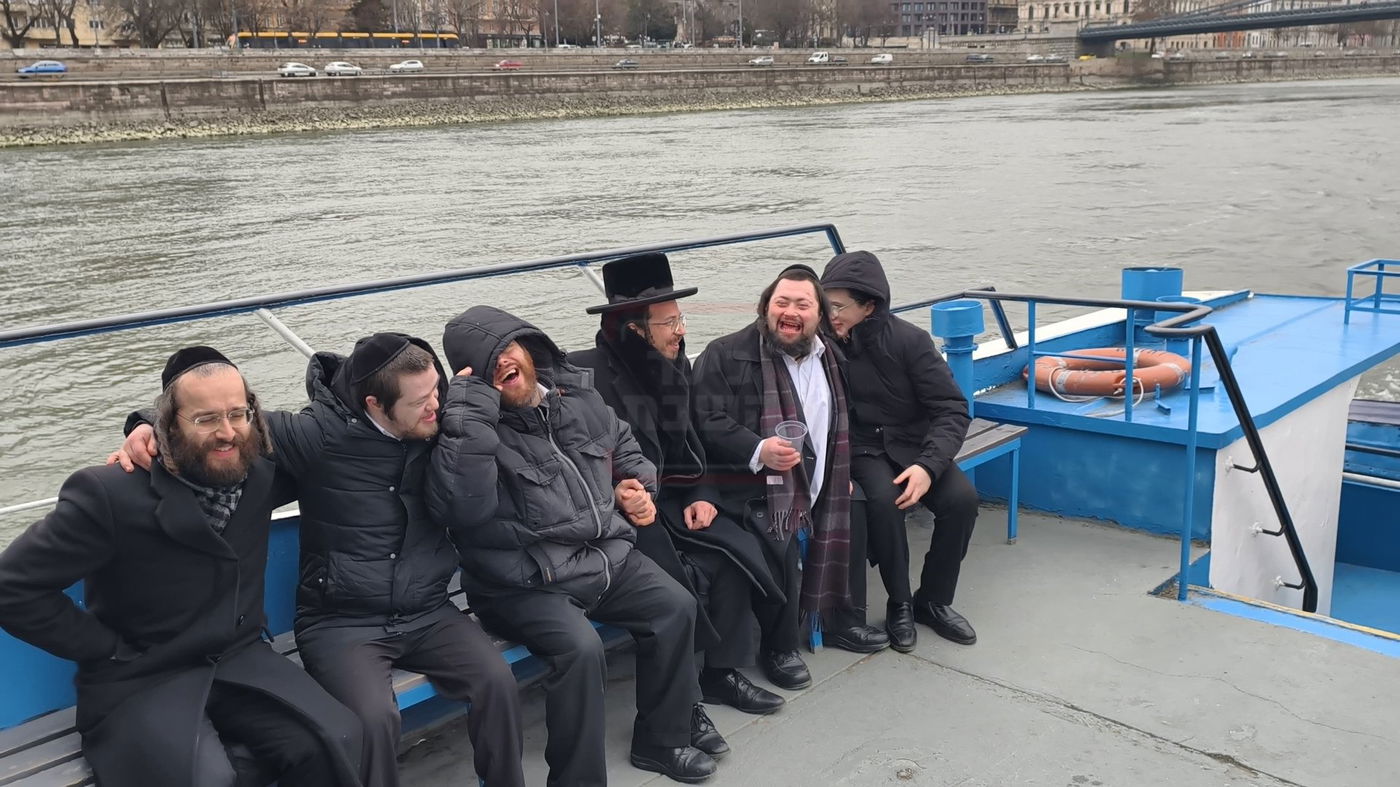 ישיבת אהובים מלונדון בטיול בהונגריה