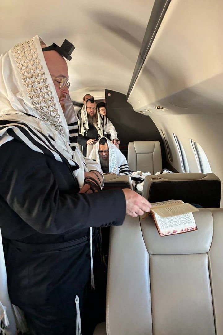 הרבי מסאטמר על המטוס הפרטי בדרך מארה"ב