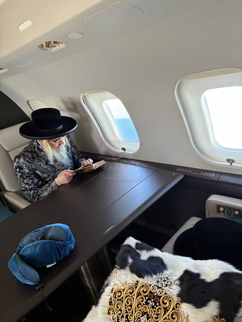 הרבי מסאטמר על המטוס הפרטי בדרך מארה"ב