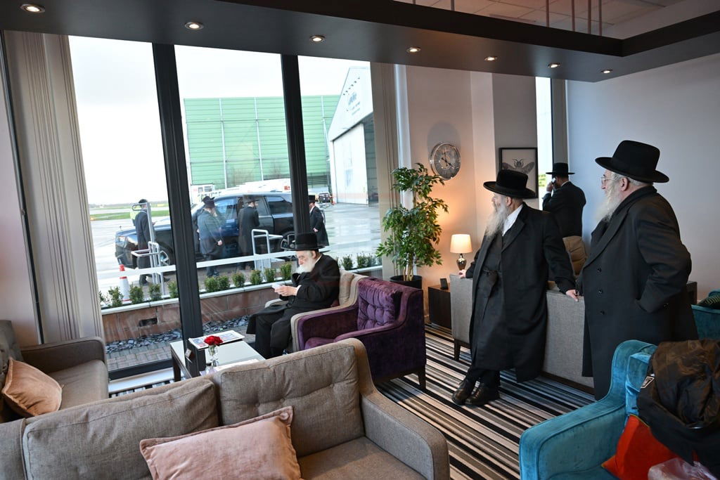 האדמו"ר מסאטמר במטוס בדרך למאנשטעסטער