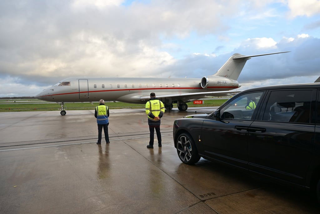 האדמו"ר מסאטמר במטוס בדרך למאנשטעסטער