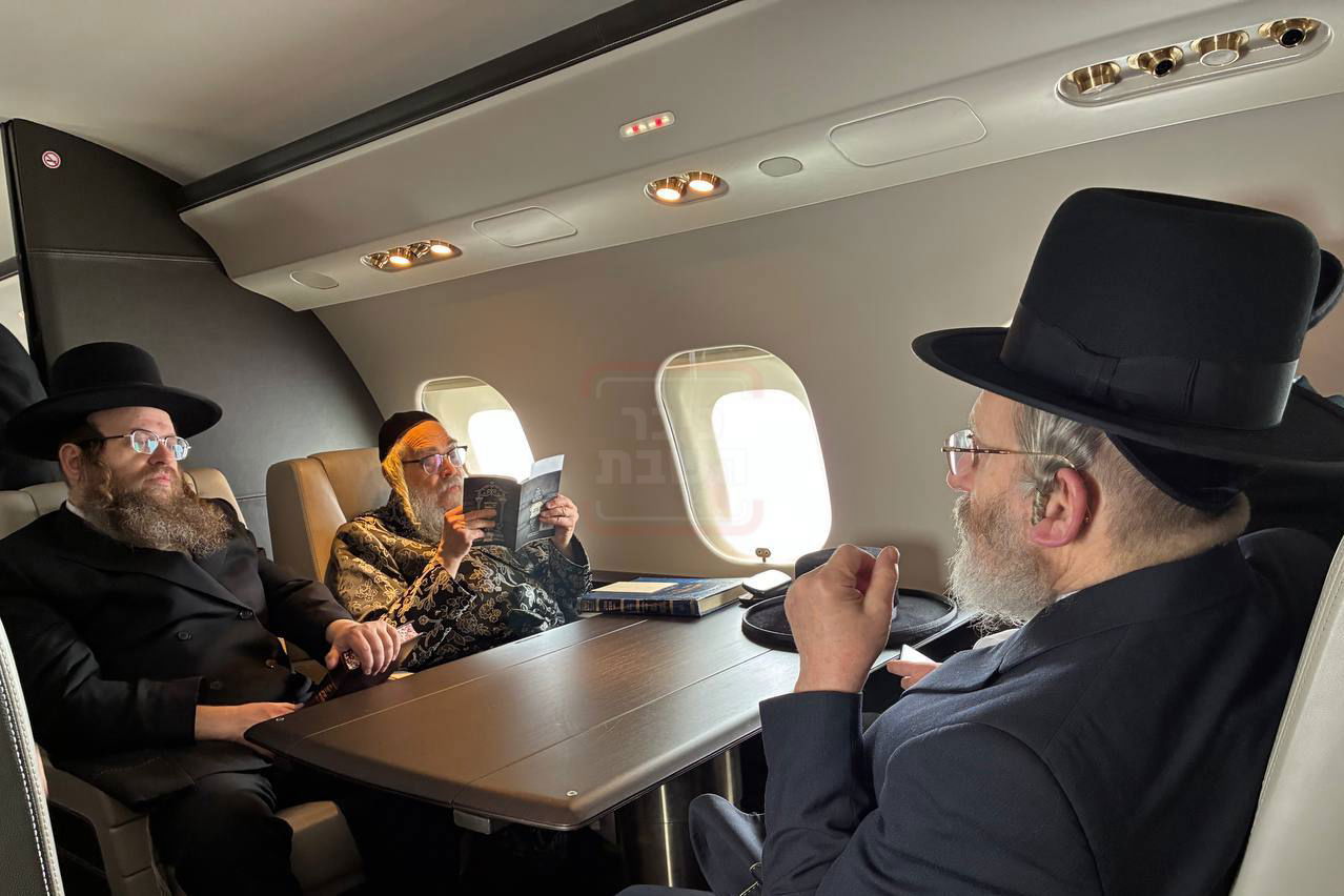 הרבי מסאטמר על המטוס הפרטי בדרך מארה"ב