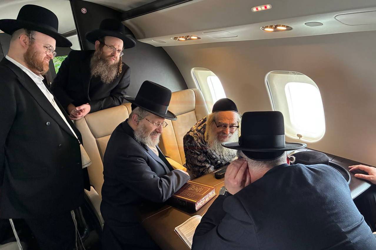 הרבי מסאטמר על המטוס הפרטי בדרך מארה"ב
