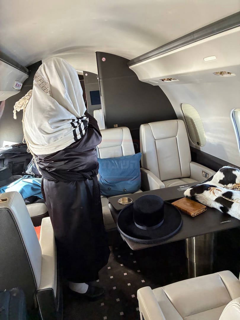 הרבי מסאטמר על המטוס הפרטי בדרך מארה"ב