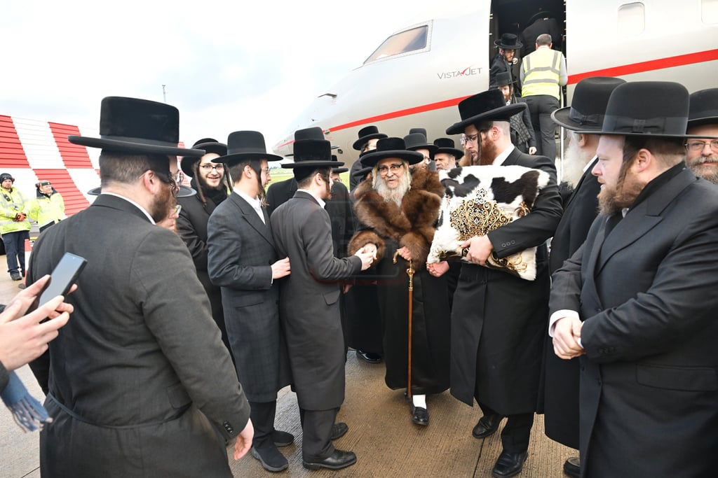 האדמו"ר מסאטמר במטוס בדרך למאנשטעסטער