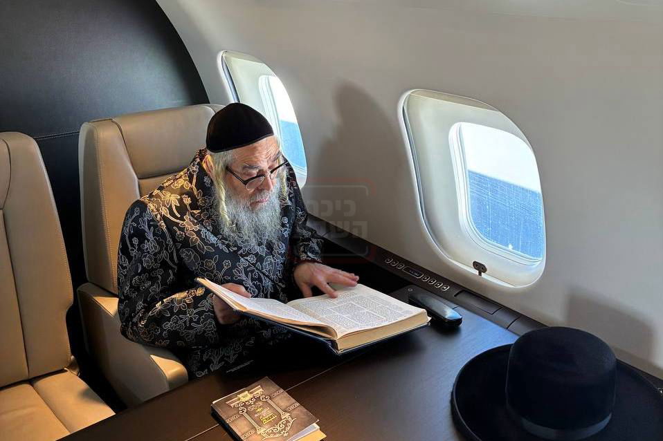 הרבי מסאטמר על המטוס הפרטי בדרך מארה"ב