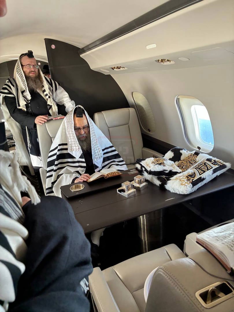 הרבי מסאטמר על המטוס הפרטי בדרך מארה"ב