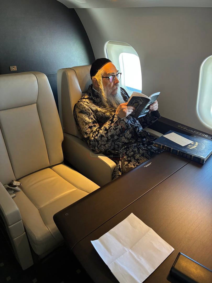 הרבי מסאטמר על המטוס הפרטי בדרך מארה"ב