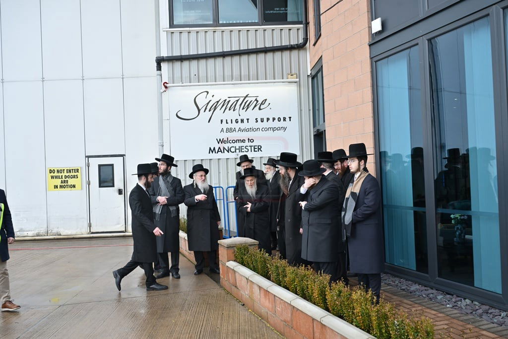 האדמו"ר מסאטמר במטוס בדרך למאנשטעסטער