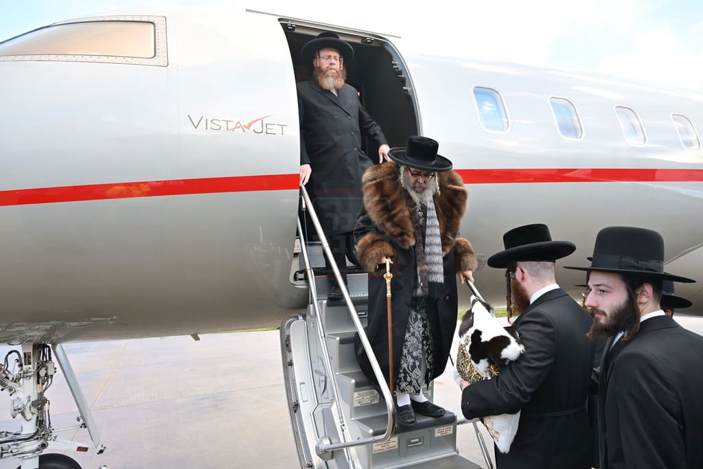 האדמו"ר מסאטמר במטוס בדרך למאנשטעסטער