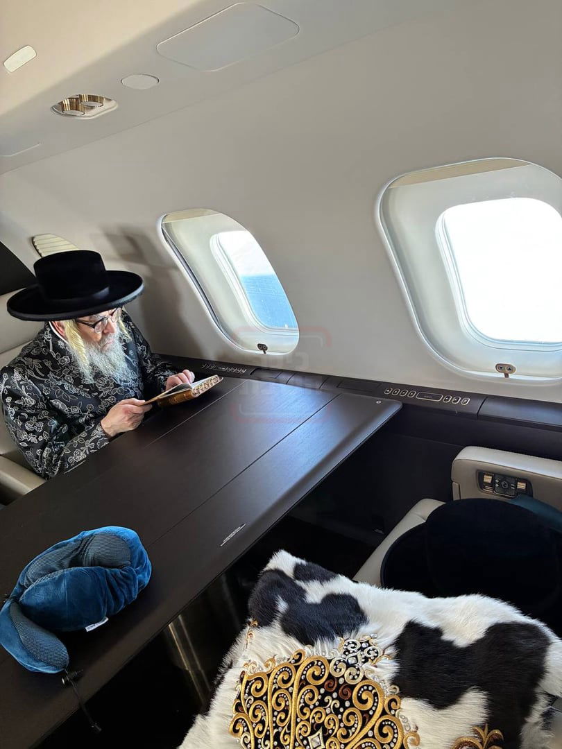 הרבי מסאטמר על המטוס הפרטי בדרך מארה"ב