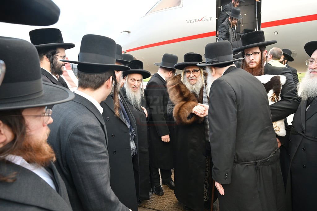 האדמו"ר מסאטמר במטוס בדרך למאנשטעסטער